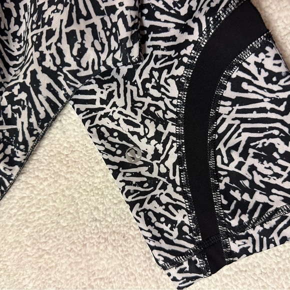 Lululemon Run: Inspire Crop II Leggings Animal Black White - Picture 13 of 14